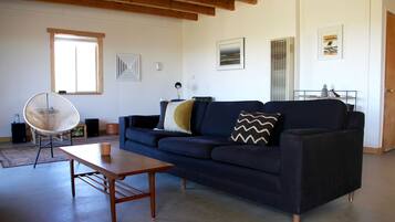 Smart TV, chimenea, libros y servicios de streaming
