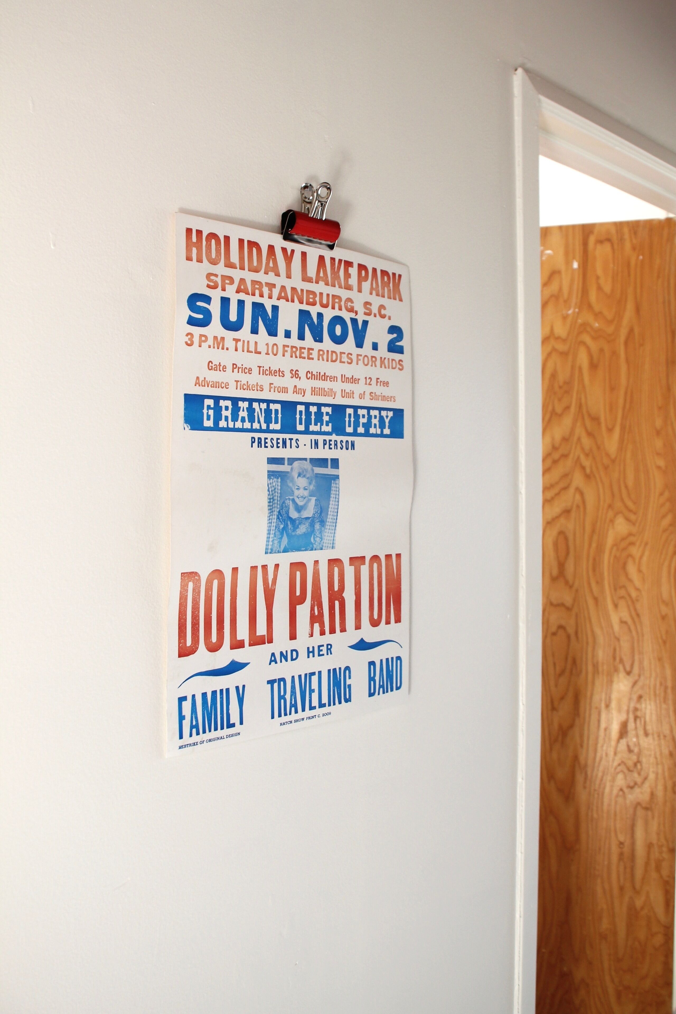 Une affiche accrochée à un mur fait la publicité d’un spectacle donné par un groupe musical familial au Holiday Lake Park, à Spartanburg, en Caroline du Sud, le dimanche 2 novembre.