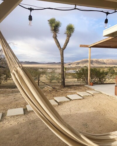 Peaceful mid-century house under the boulders near Joshua Tree National Park
