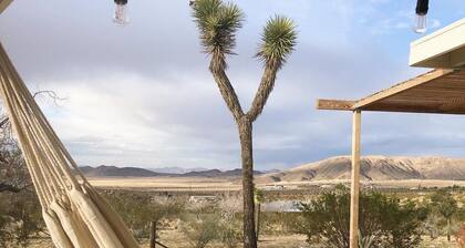 Peaceful mid-century house under the boulders near Joshua Tree National Park