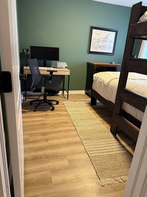 2 bedrooms, desk, free WiFi, bed sheets - Edwards condo with attached garage (Edwards)