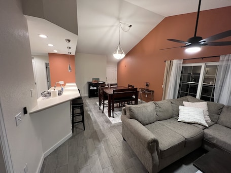 Una Smart TV, una pantalla de ordenador. Edwards condo with attached garage