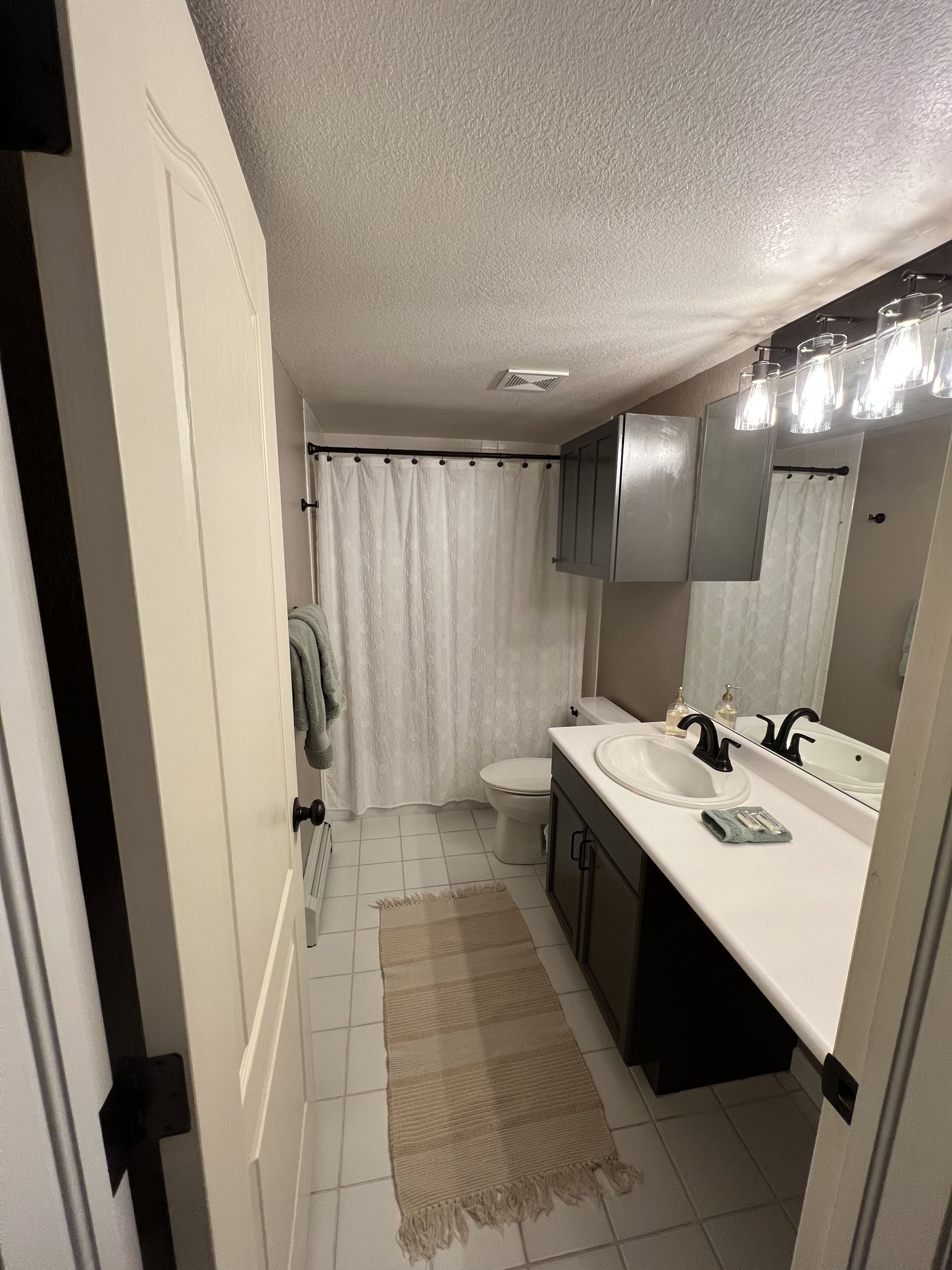 Combinazione doccia/vasca, asciugamani, sapone, shampoo