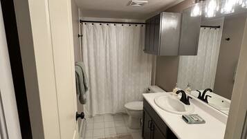 Ensemble douche/baignoire, serviettes fournies, savon, shampoing