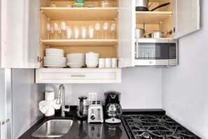 Kylskåp, mikrovågsugn, ugn och spishäll