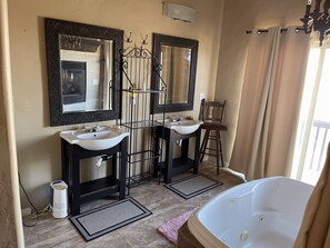 Dusche, Whirlpool, Haartrockner, Handtücher