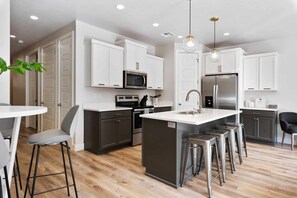 Townhome, 4 Bedrooms | Private kitchen | Fridge, oven, coffee/tea maker, toaster
