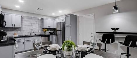 Kühlschrank, Mikrowelle, Ofen, Herdplatte