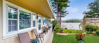 Terrific studio suite right on the water w/free WiFi, bay views, kitchenette