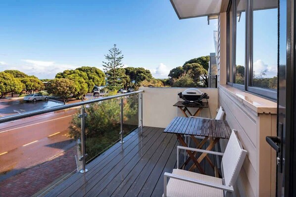 Outdoor dining - Surfside 3A—Vibrant Yallingup Beachfront Living (Yallingup)