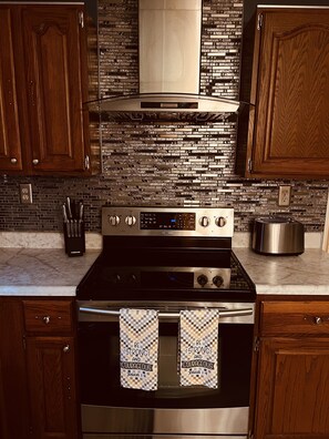 Kjøleskap, mikrobølgeovn, ovn og kokeplater