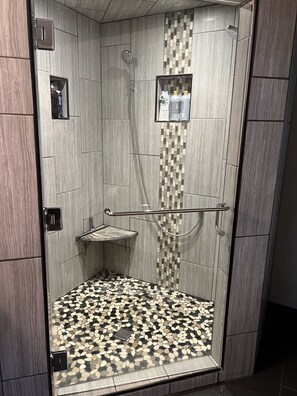 Dusche, Haartrockner, Handtücher, Seife