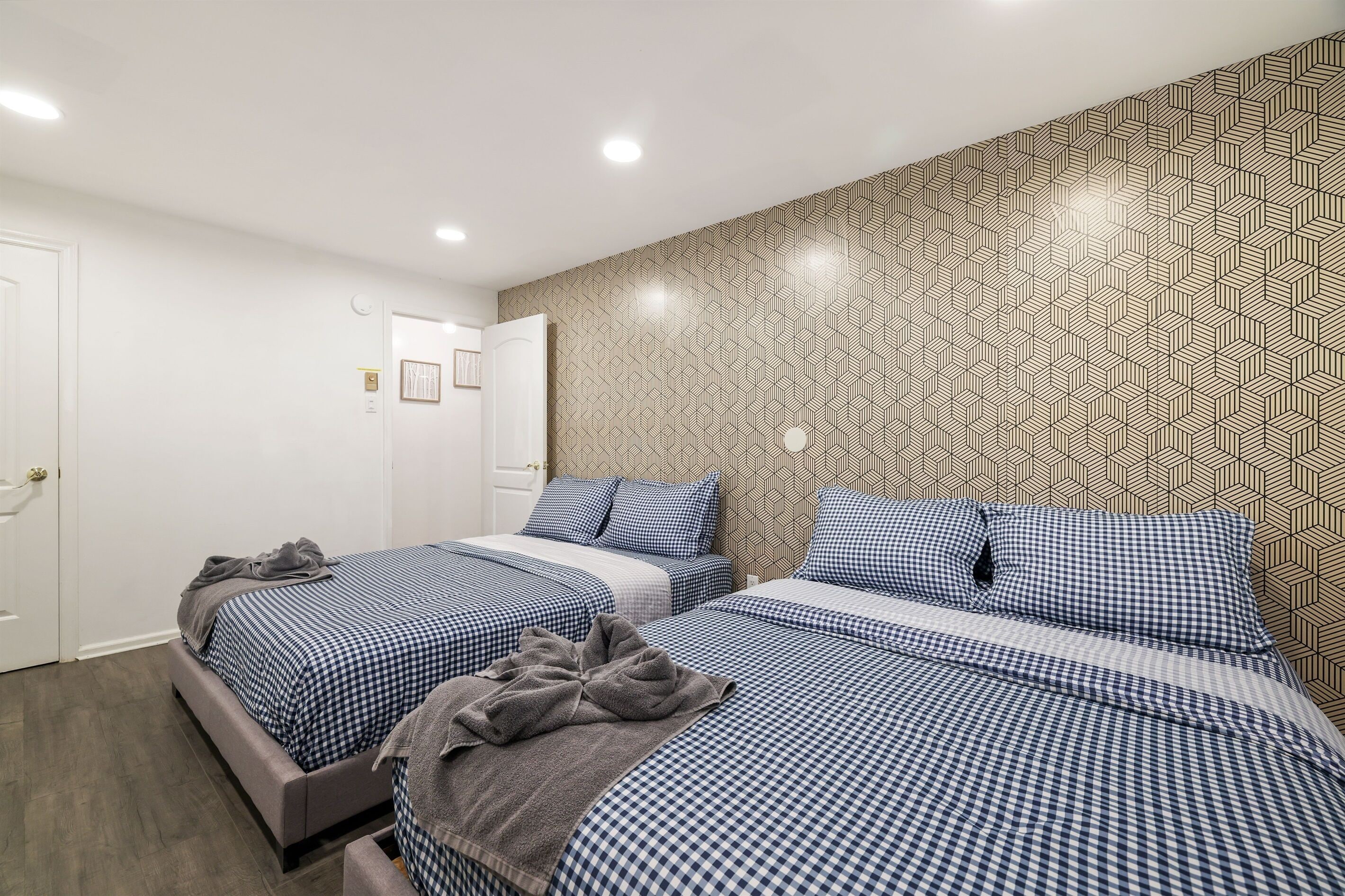 4 bedrooms, desk, iron/ironing board, travel crib