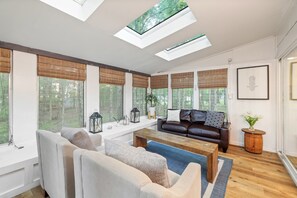 Een smart-tv, een open haard, videogames en tafelvoetbal