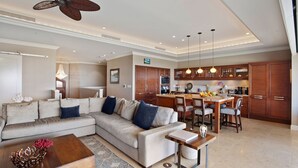 Ein modernes Wohnzimmer mit Sofa, Couchtisch und Essbereich.