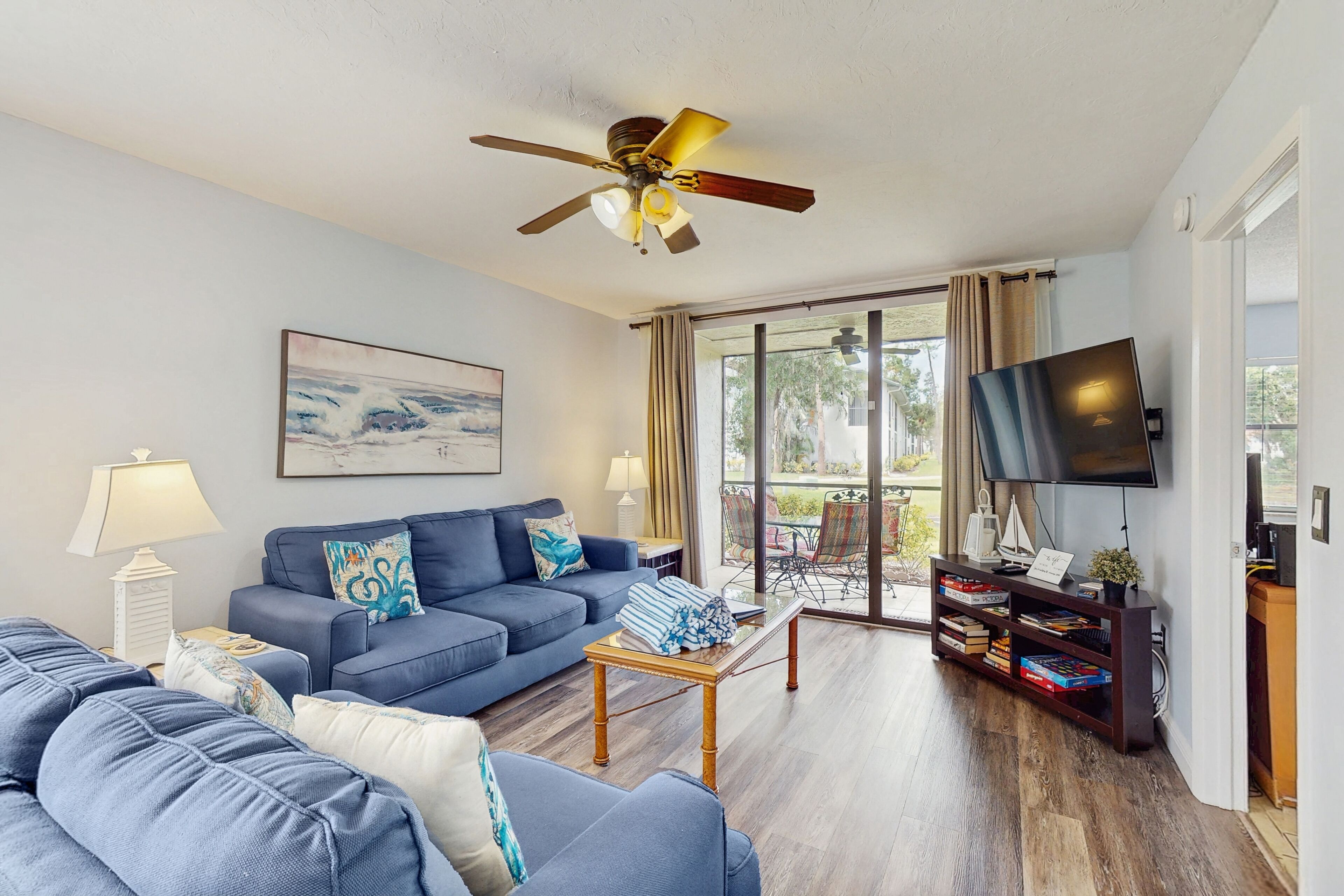 Een televisie, een dvd-speler en boeken