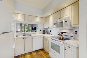 Kühlschrank, Mikrowelle, Ofen, Herdplatte