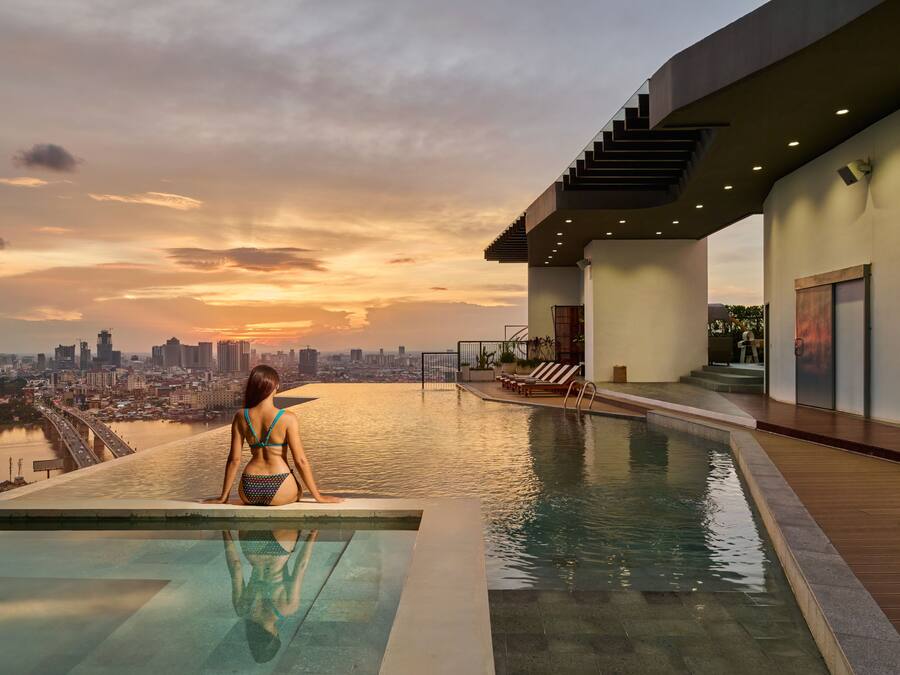 Kolam renang outdoor, dengan kursi berjemur