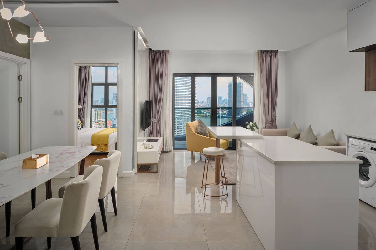 3 bedroom Family Suite | 房內用餐區