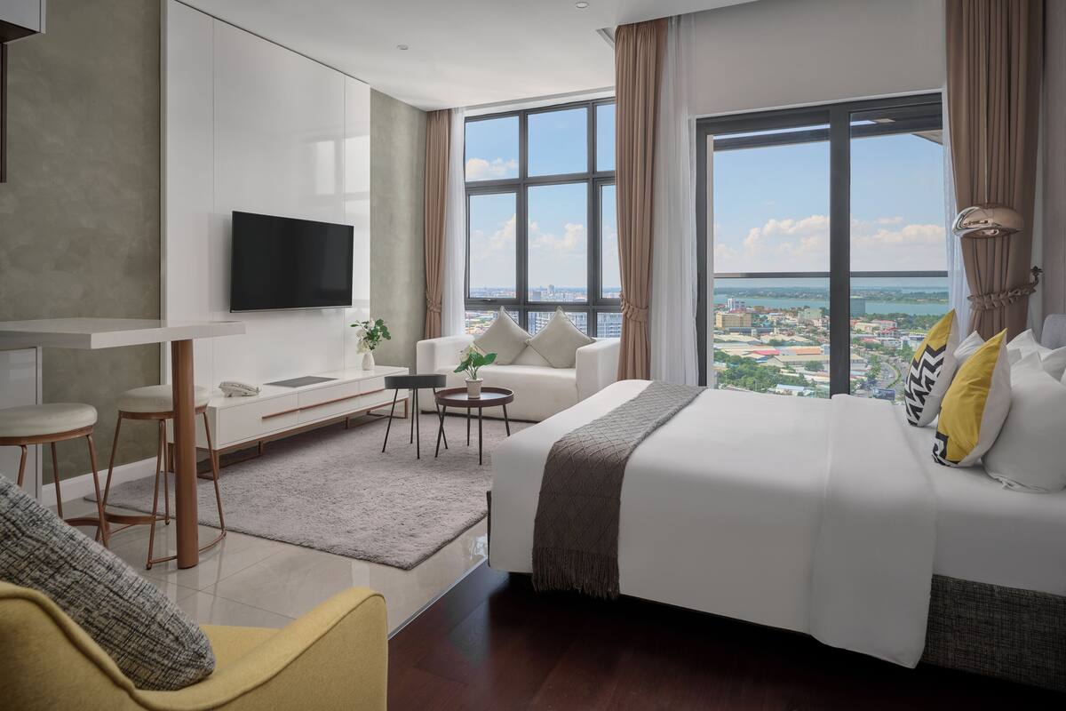 Peninsula Deluxe Room | 起居區 | 50-吋智慧型電視、數位頻道、電視