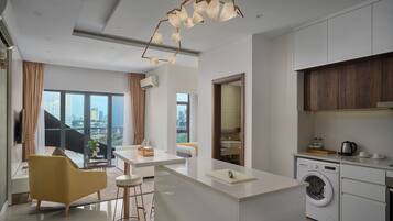1 Bedroom Deluxe | Private kitchen | Fridge, microwave, oven, stovetop