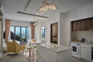 1 Bedroom Deluxe | Private kitchen | Fridge, microwave, oven, stovetop