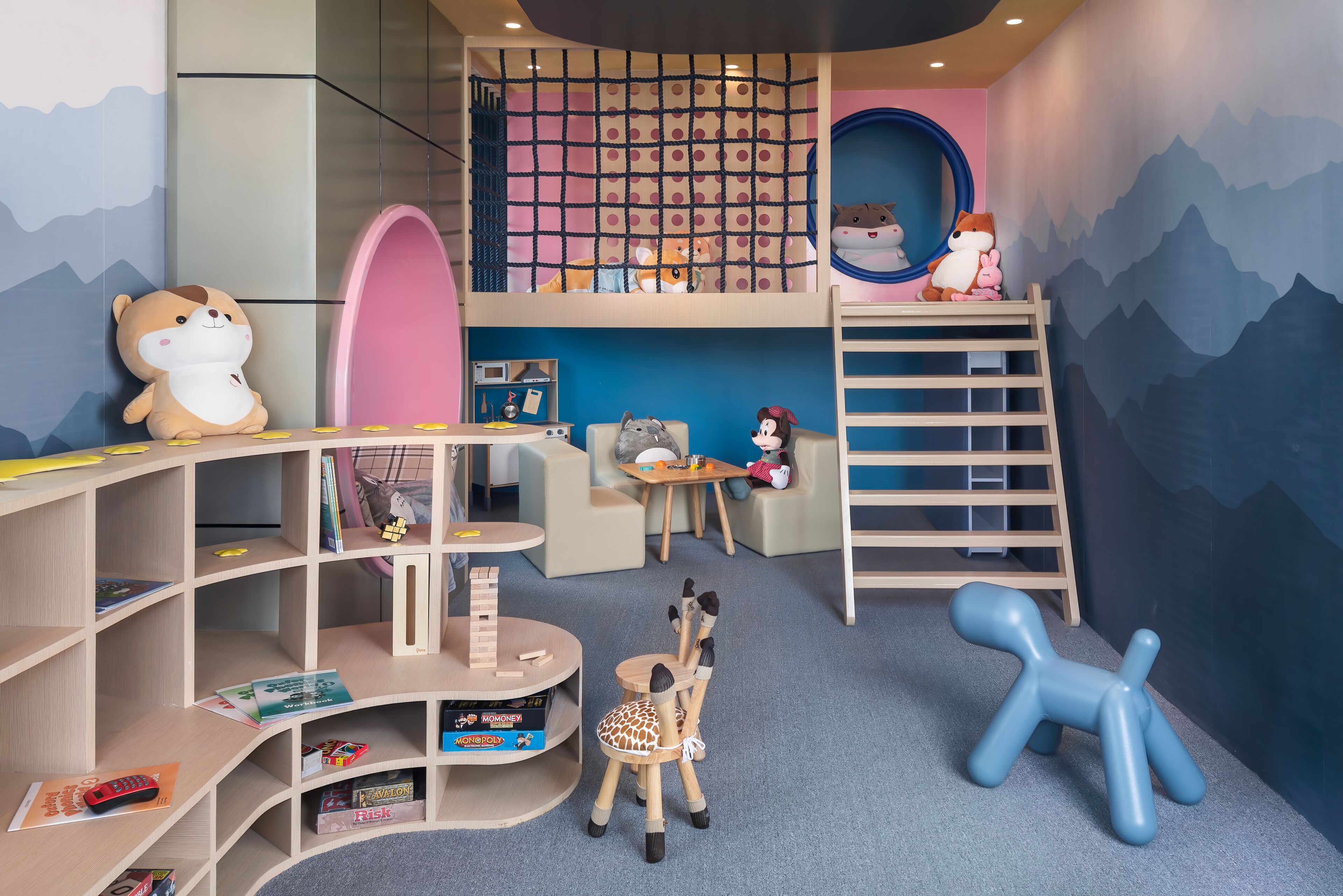 Ein Spielzimmer für Kinder mit Etagenbett, Regalen voller Spielzeug und einer Rutsche.