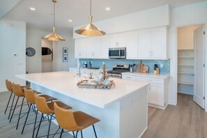 ثلاجة، ميكروويف، فرن، غسالة أطباق