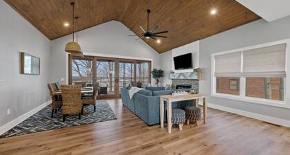 The Blue Cat: Family-Friendly Luxury Lakefront Retreat w/ Fire Pit, Sunset Views