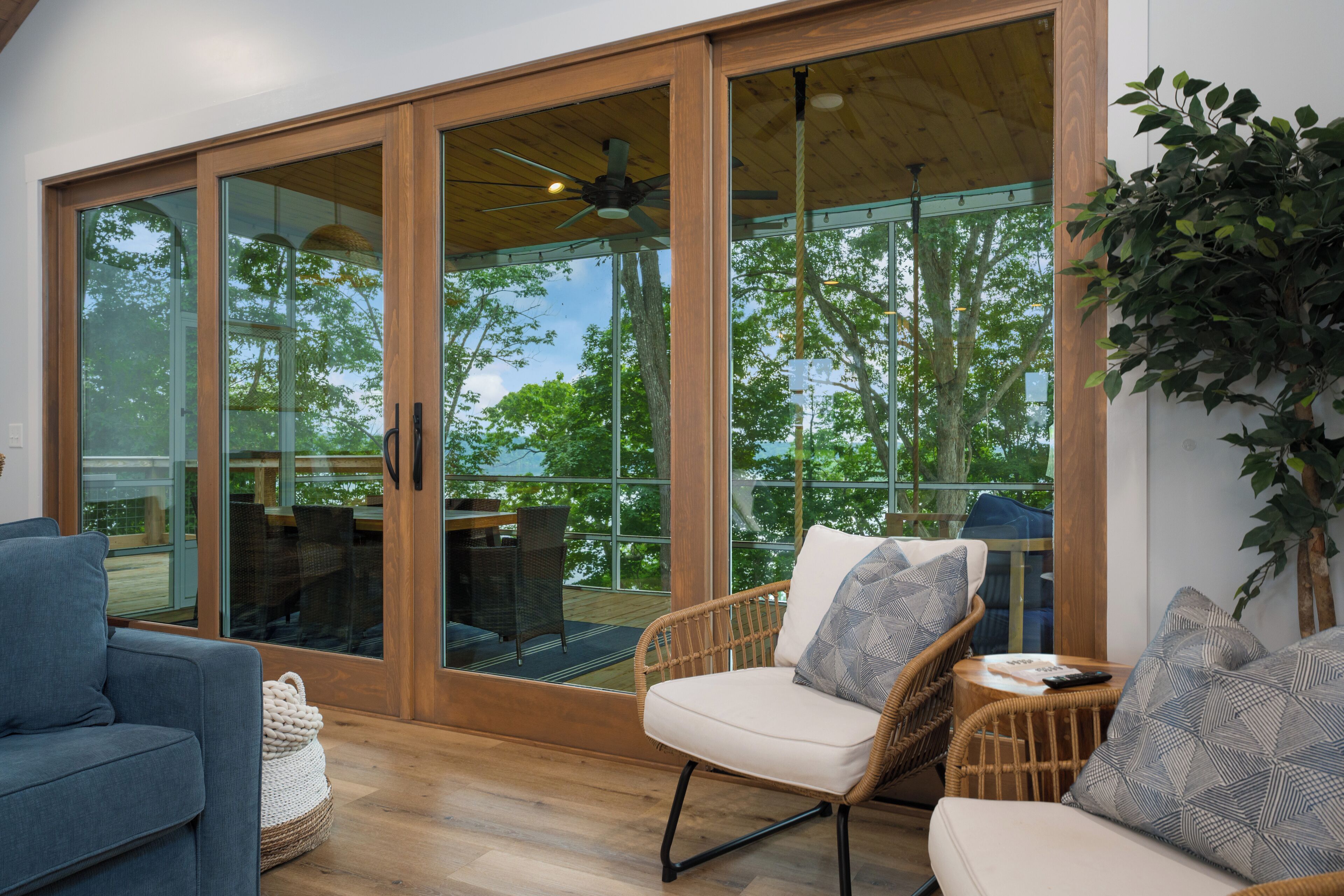 TV connectée, cheminée, table de tennis de table