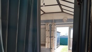 A room with a bed, a window, and a view of the outside. - 5 minutes from the beach, campsite, very quiet (Le Coq)