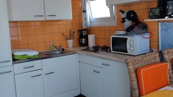 Een koelkast, een microgolfoven, een oven, een kookplaat