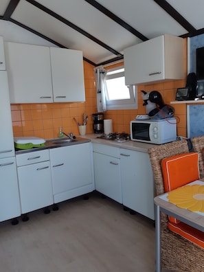 Een koelkast, een microgolfoven, een oven, een kookplaat