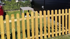 A row of mobile homes with a wooden fence in the foreground. - 5 minutes from the beach, campsite, very quiet (Le Coq)