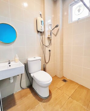 Ducha, secador de pelo, bidet, toallas