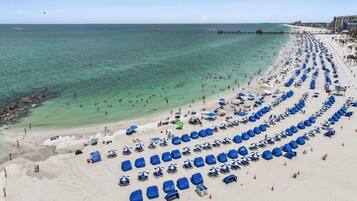 Beach nearby, sun loungers, beach towels