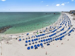 Ubicación cercana a la playa, tumbonas y toallas de playa