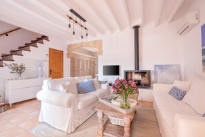 TV, fireplace - Townhouse Can Neri by SunVillas Mallorca (Pollença)