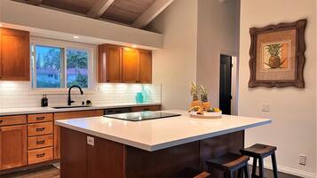 Kjøleskap, mikrobølgeovn, ovn og kokeplater