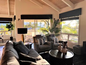 Téléviseur connecté, foyer, lecteur de DVD, table de baby-foot