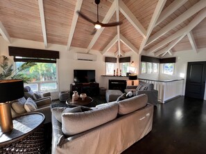 Téléviseur connecté, foyer, lecteur de DVD, table de baby-foot