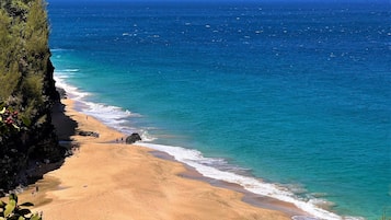 Playa en los alrededores, camastros y toallas de playa