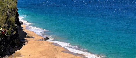 Una playa cerca, sillas reclinables de playa, toallas de playa