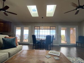 TV connectée, cheminée, table de tennis de table