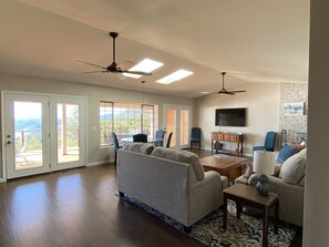 TV connectée, cheminée, table de tennis de table