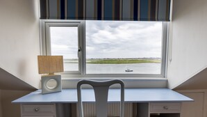 Un bureau d’angle donnant sur un plan d’eau, avec une fenêtre.