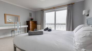 4 bedrooms, desk, travel crib, WiFi