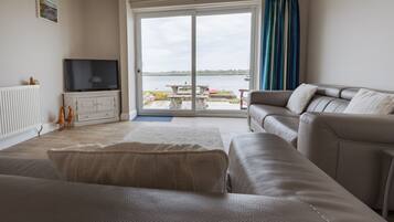 TV, fireplace, stereo