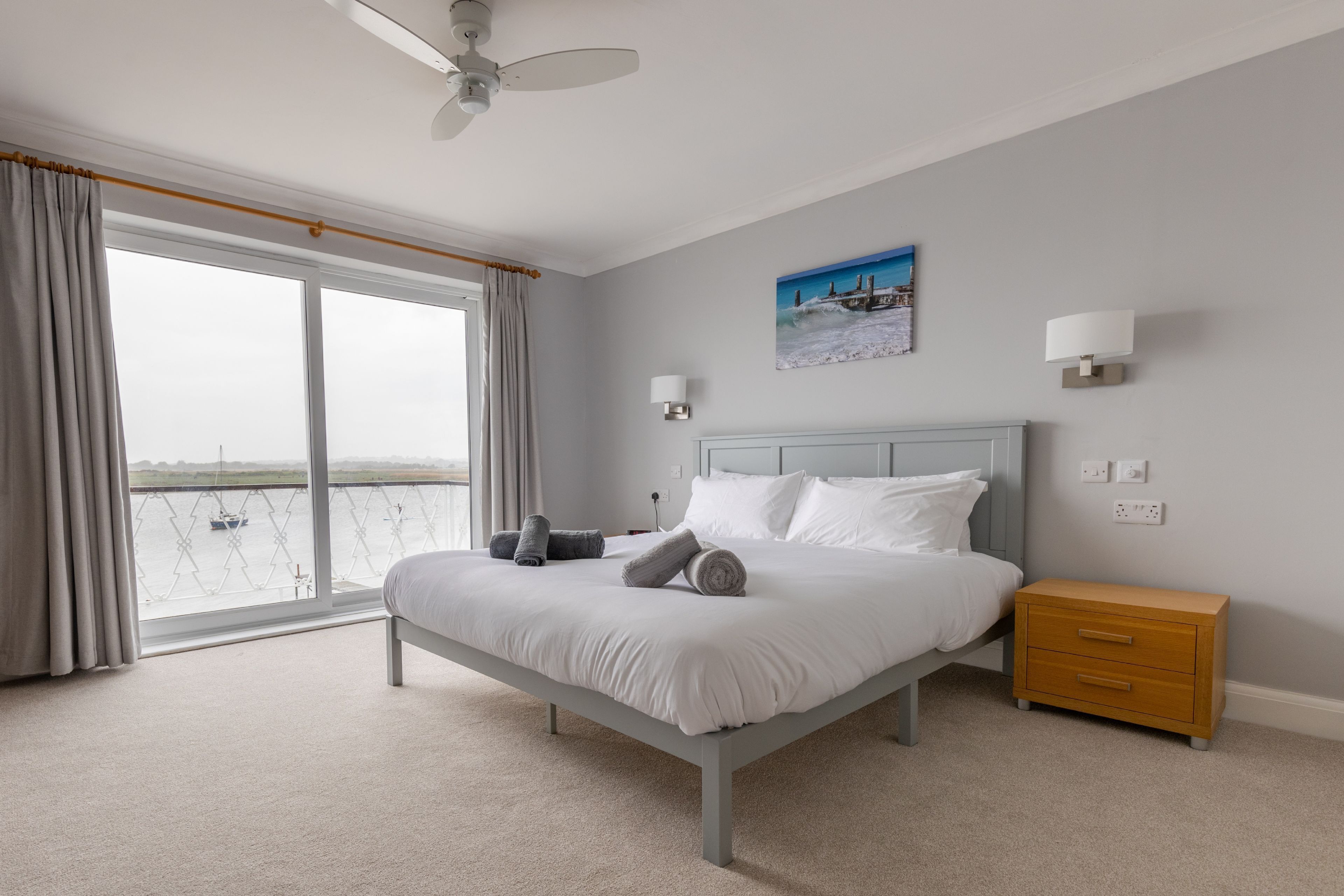 4 bedrooms, desk, travel cot, WiFi