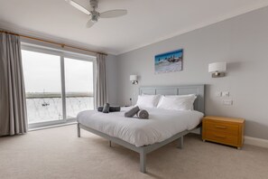 4 bedrooms, desk, travel cot, WiFi